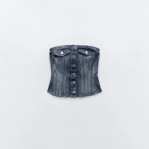 Jeanstopp  - Säljer denna jättefina jeanstopp från Zara !!💞 Toppen är aldrig använd utan bara testad. Den är slutsåld på deras hemsida och är i storlek S.