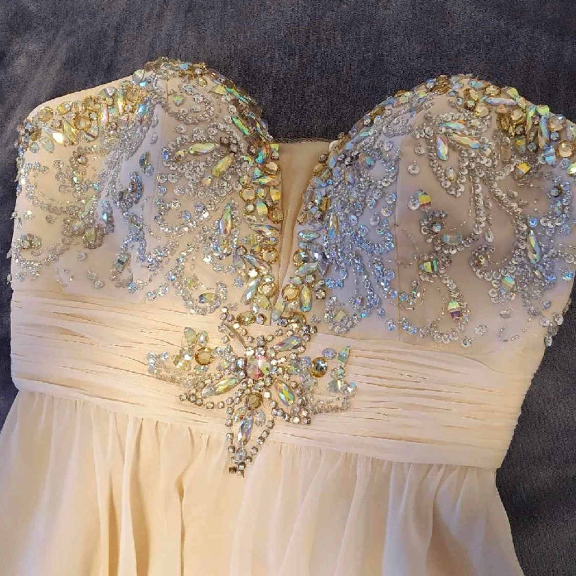 Beige balklänning med stenar - 90