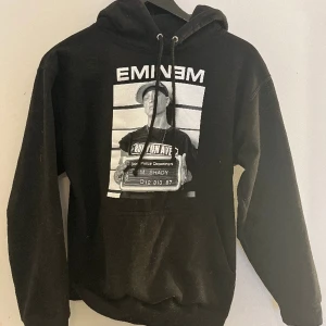 Eminem hoodie - Säljer denhär coola hoodien som är köpt i London. I bra skick.