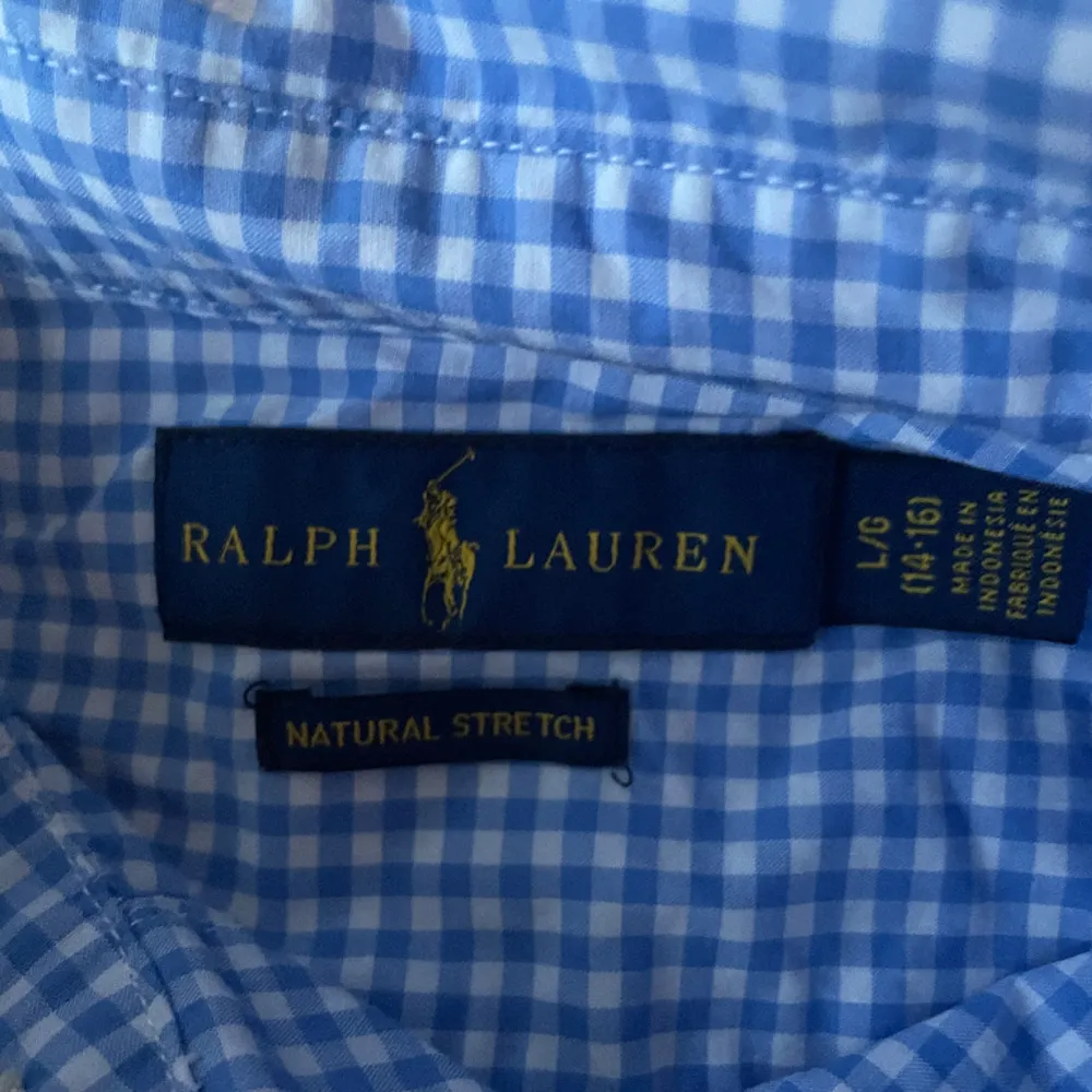 Säljer denna polo Ralph Laurent skjorta då den inte passar mig längre. Skick 10/10, inga defekter. Size är barn storlek large men sitter som xs i vuxen storlek. Priset kan definitivt diskuteras. Bara att skriva om det finns funderingar!💯. Skjortor.