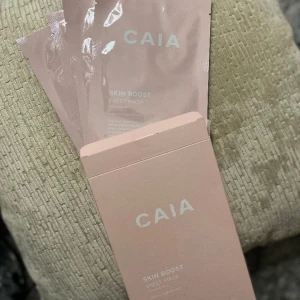 CAIA - SHEET MASK - Säljer 4 stycken ”skin boost sheet masks” från CAIA! Väldigt skön och härlig ansiktsmask 🩵
