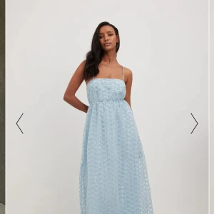 Blommig ljusblå klänning - Använd endast en gång, som ny! 