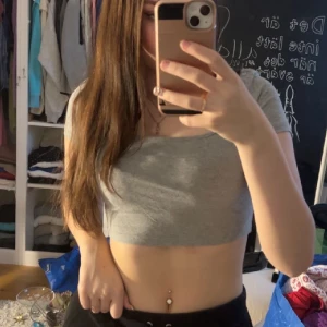 Kroppad T-shirt - En tajt kort t-shirt från shein, köpare står för frakt