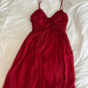 Anna Field cocktail dress  - Suuuuperfin klänning från Anna Feild, passar till bal eller liknande tillfällen. Använd 1 gång så i nyskick! Möts upp i Stockholm eller köparen står för frakt! 🥰 Sitter bra på mig som har S vanligtvis
