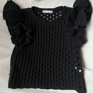 Zara topp - Så fin stickad topp från Zara med volangärmar. Köptes i somras men är bara använd någon enstaka gång då det ej är min stil, så i perfekt skick. Stl XS🤍