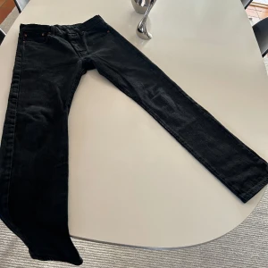 Levi’s 501 Svart - Skick: 8/10  Bra passform Orginal pris: 1199kr Öppen för prisförslag! Var inte rädd för att ställa frågor! 