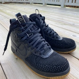 Nike Lunar Force 1 Duckboot - Använda ett par gånger, som nya. Fodrade Nikes. Köpta i mars, nypris 2049:-.