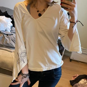 Tröja med utsvängda ärmar - Fint skick med broderi på ärmarna🫶