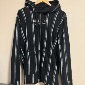 Hollister hoodie randning retro  - Storlek M