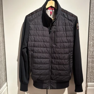 Parajumper jacka  - Para Jumper Jacka,  Size: L ”passar bra på M också!” Ny pris 3’299kr  QR kod finns ”funkar bra och scanna för er själva” Skick 9/10