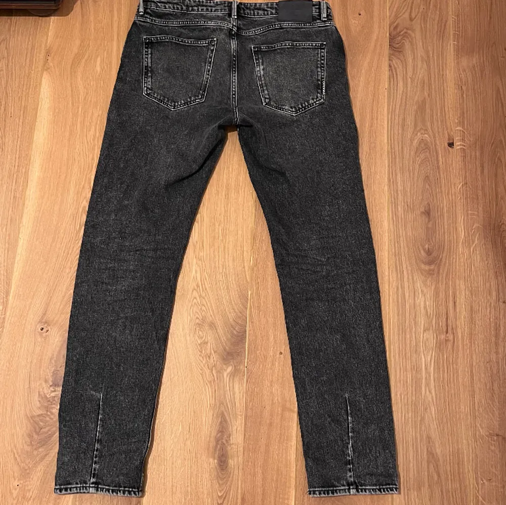 Säljer mina gamla byxor för dom inte passar längre skick 9/10 (Pris kan diskuteras) nypris 1450. Jeans & Byxor.