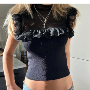 Zara topp - Säljer min superfina zara topp som inte kommit till användning. Ändvpnd ett fåtal gånger bara så skicket är så gott som nytt💕  !!Inte min bild!!