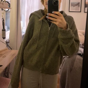 Stickad zip hoodie  - Sååå fin stickad zip hoodie! Passar mig bra som brukar ha strl s! Pris kan diskuteras❤️