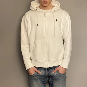 Ralph Lauren hoodie, vit  - Tjena, säljer nu min Ralph Lauren hoodie med zip. Skick 10/10, storlek M, nypris runt 1500kr, för mer bilder och info skicka ett meddelande!