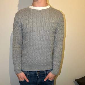 Snygg Ralph lauren knit pullover | Storleken är XL 18-20 år, sitter som M | Skick 8/10 inga defekter | Hör av er vid frågor!