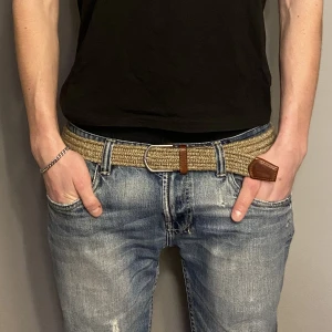 Flätat bälte, beige - Tjena, säljer nu mitt flätade bälte. Skick 10/10, längd cirka 105 cm ( passar det flesta ), för mer bilder och info skicka ett meddelande 