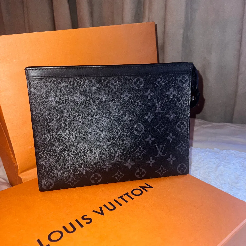 Pochette Voyage cloth clutch Använd i 2 år dock inte många gånger. Den är i bra skick. Säljer den för 8500. Kvitto, lv box kommer med.. Laukut & Käsilaukut.