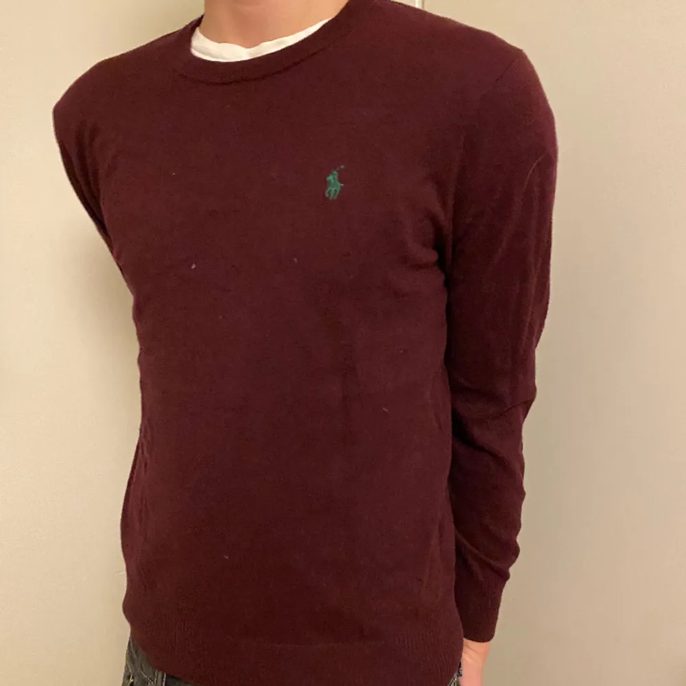 Vinröd tröja från Ralph Lauren, storlek 14-16 år (XS/S). Lite små fläckar men går att få bort. Tröjor & Koftor.