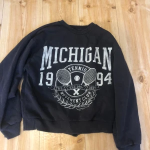 Sweatshirt från ginatricot  - En svart sweatshirt från ginatricot i strl xxs den är i bra skick och säljer pågrund av att den inte passar