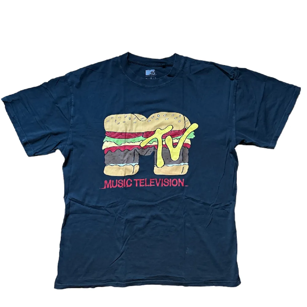 Säljer denna coola MTV t-shirt som jag fick i present, men som jag inte har använt knappt. . T-shirts.