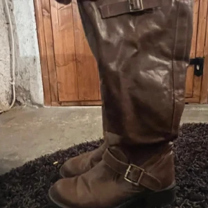 Boots - Snygga boots i strl 37! De är dock ganska slitna därav priset. Bild från gamla ägaren😌 Skriv för fler bilder! 