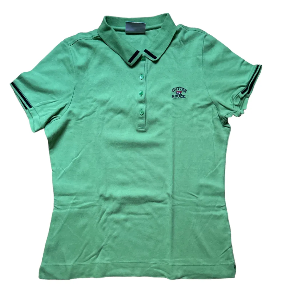 Säljer denna ljusgröna skjorta som inte kommer till användning. Passar väldigt bra till sommaren.. Skjortor.