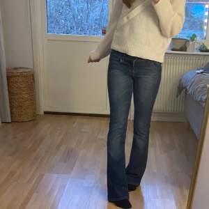 Säljer dessa lågmidjade jeans i lite tunnare material. Köpte av en på Vinted men jag har endast testat dem, säljer pga att de sitter för tajt. Det står storlek 25 i jeansen men jag skulle gissa att det är som storlek 34. Bra skick💗 