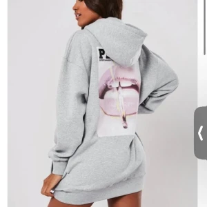 Playboy hoodie  - Säljer min gråa Playboy hoodie som inte kommer till användning  Skriv för privata bilder🩷