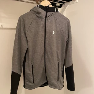 Peak performance hoodie - Jättefin hoodie i fint skick! Säljer den för att den aldrig kommer till användning