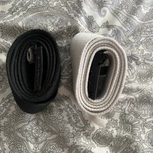 Bälte - Storlek 90cm(svart) 100cm (vitt) Vans bälte svart 400kr nypris, mitt pris 50kr (skick 7/10 slitet) Vitt urban modern bälte 249kr nypris, mitt pris 50kr (skick 10/10)  Snygga bälten för bra pris och passar bra till alla jeans!  /sthlmstil-resell