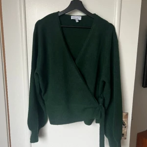 Grön omlottröja - Säljer en jättefin grön omlottröja från & Other stories, i princip helt ny!