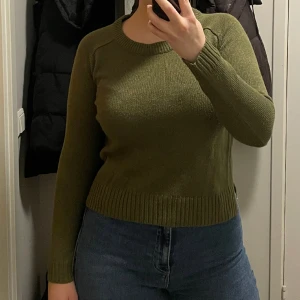 Tröja grön - Bra skick, inte använd mycket alls! Väger 70kg o är 1,7m lång.