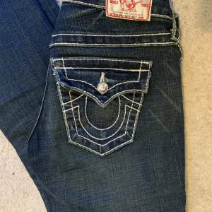 Säljer mina lågmidjade true religion jeans skriv vid frågor🙏