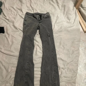 Gråa utsvängda jeans - Knappt använda