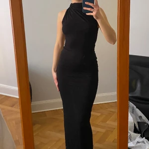 Svart långklänning - Sååå drömmig långklänning!! Skönt material och smickrande passform. Säljer pga beställde fler storlekar. Klänningen på bilden är strl 36, jag brukar ha 34/36. Jag har även en till i strl 38 som jag också säljer! Båda oanvända med prislapp kvar. 