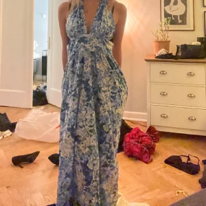 Klänning med öppen rygg  - Helt oanvänd klänning från Zara. Lång, öppen rygg & knytband runt halsen. St M 