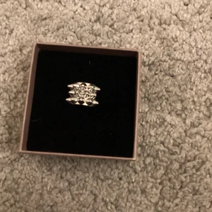  Edblad ring - Jag säljer min Edblad ring, då jag inte tycker att jag passar i silver. Säg till om ni vill ha fler bilder. Priset kan diskuteras❤️