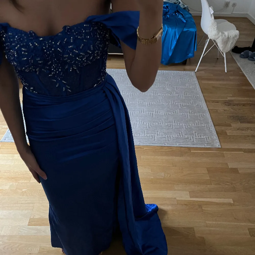 Super snygg lite mer som sticker ut än andra klänningar. En lång fin blå klänning med glitter detaljer. Passar perfekt till bal eller bröllop samt andra evenemang. . Klänningar.