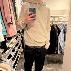 Stickad hoodie  - Stickad hoodie från mango perfekt skick för den är aldrig använd aldrig tvättad. Nypris 600. Fråga för mer info 