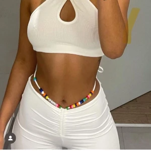 The kript yoga pants - Säljer dessa oanvända yoga pants men pärl detaljer på snöret🤍📿 de är från märket the kript och är slutsålda 🩷