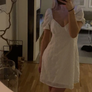 Blommig klänning - Säljer en supersöt klänning med blåa blommor på(bild 3 för mönstret)🤍den har lite puffiga armar vilket är en så fin detalj på klänningen🤍klänningen är i M men jag som vanligtvis är i S och ibland XS så passar den fint🤍