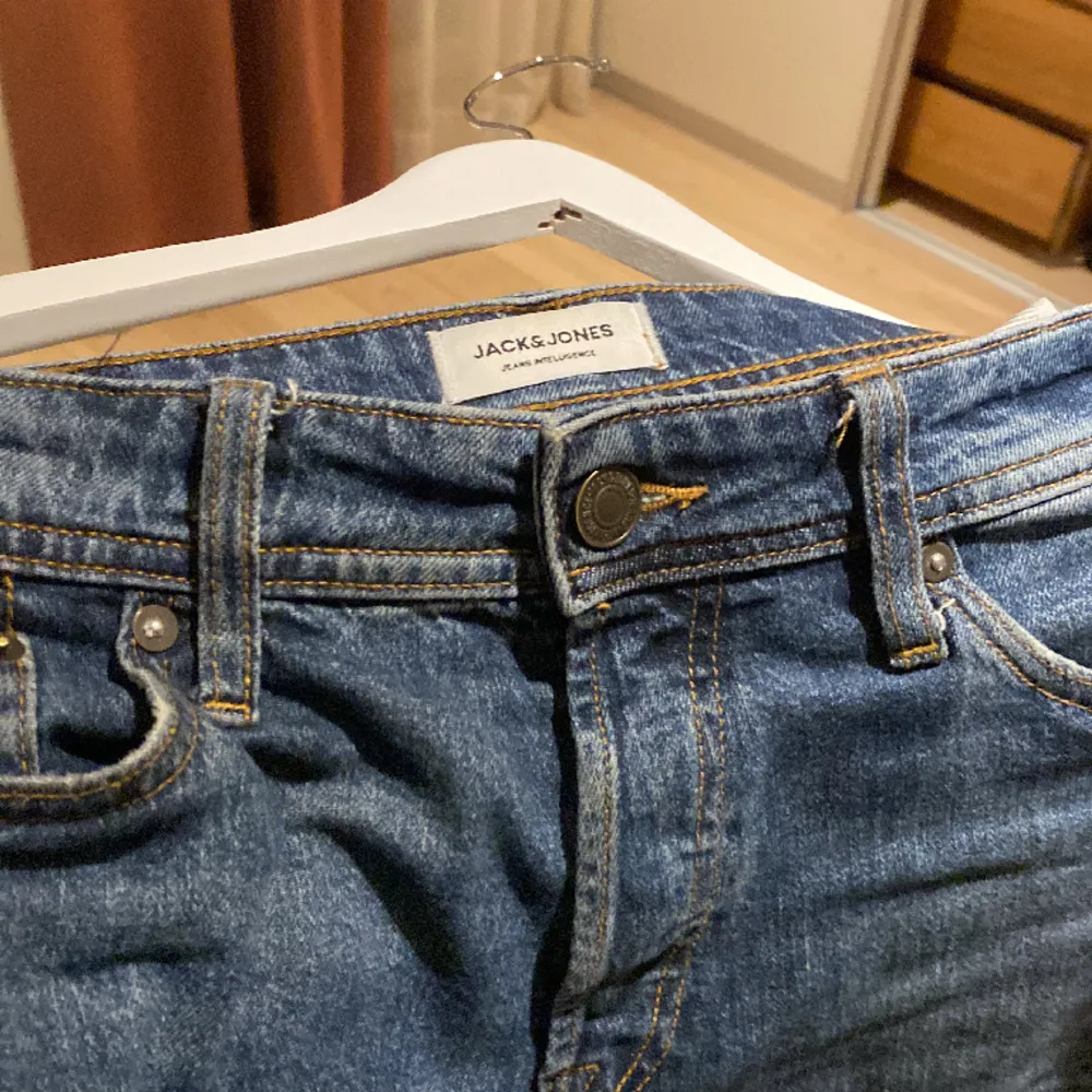 säljer dessa sjukt snygga jeans köpta från Jack & Jones för 800kr! Säljer för 399! Priset är såklart inte hugget i sten 😁skick 10/10✅. Jeans & Byxor.