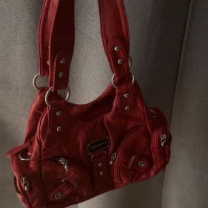 Röd väska - Köpt på en marknad för 300. Inga defekter säljer pga får inte använding för den längre👌🏽långt band finns också