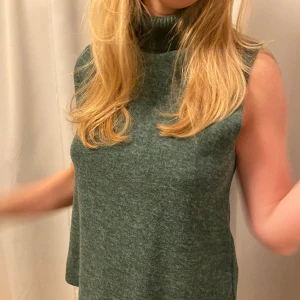 Halter neck väst - Superfin topp/väst från zara i storlek L men passar mig som S/M 💕 knappt använd och nästintill oanvänd