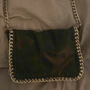 Handväska  - Tiamo väska som är jättefin men inte kommer till användning❤️