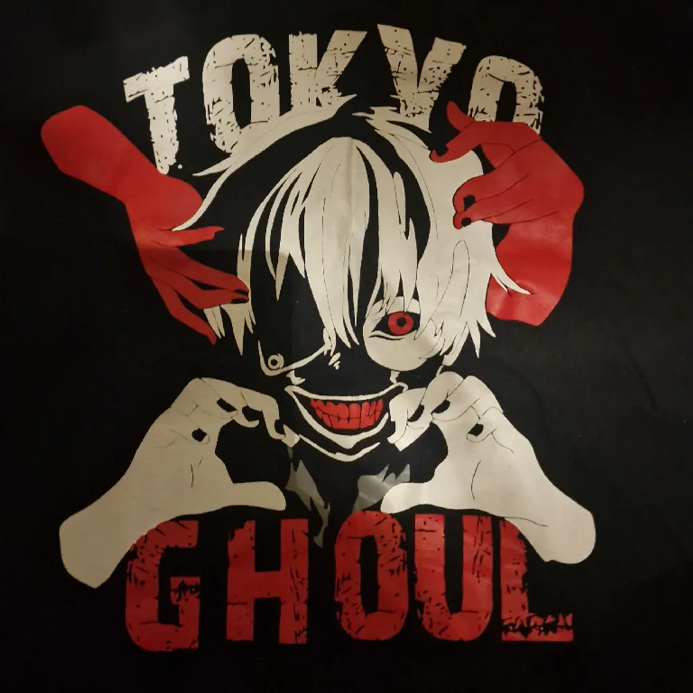 Tokyo Ghoul tshirt! Never used. The print is super clean and fresh just like new.   Aldrig använd! Pris kan diskuteras!. T-shirts.