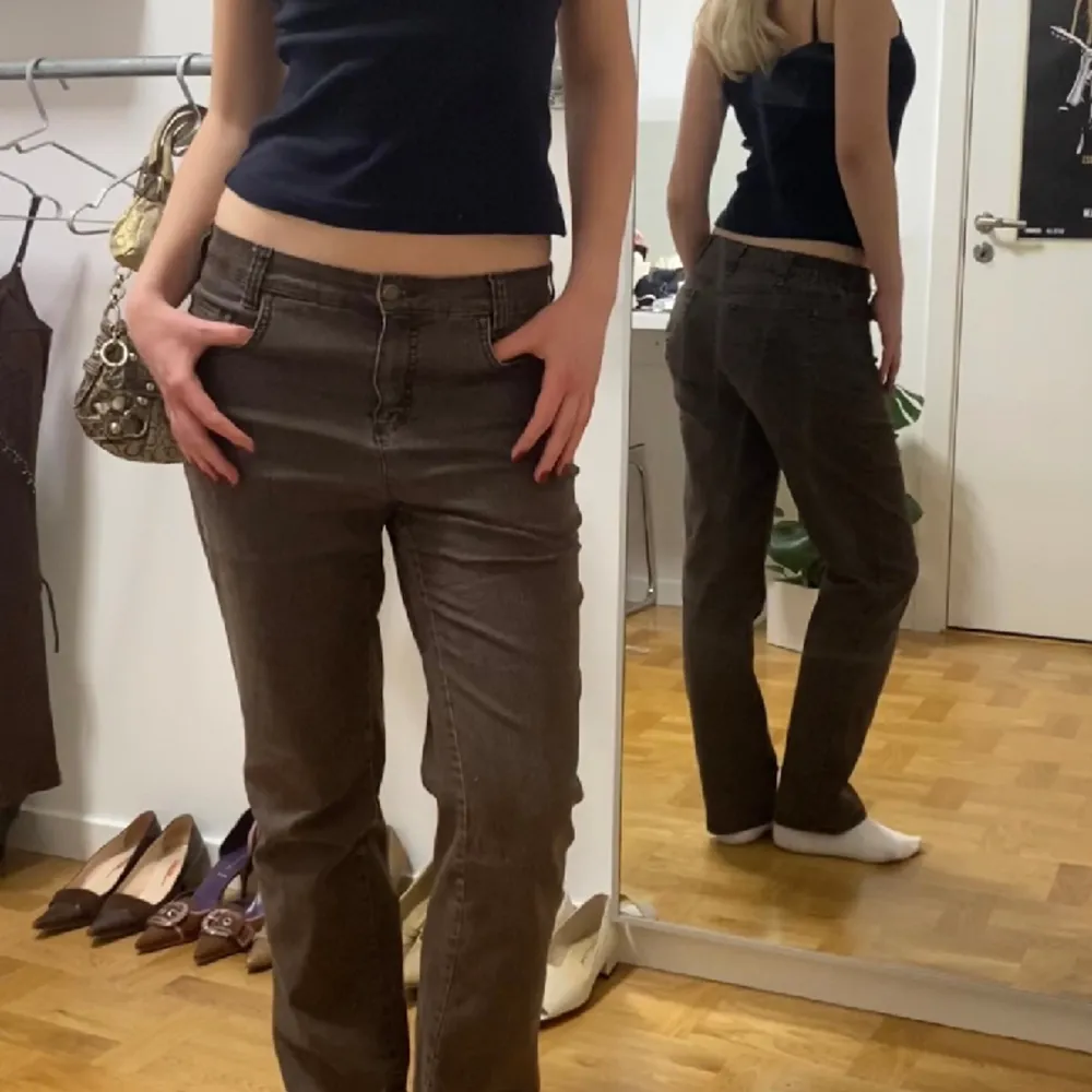 Midrise jeans i så sjukt snygg och unik brun färg!! Detaljer på fickorna. Straight fit och ganska så tunt material. Midjemått 36 cm, ytterbenslängd 100 cm och innerbenslängd 75 cm. Skulle säga att storleken är mellan en S/M.🤍. Jeans & Byxor.