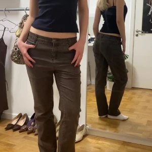 Bruna midrise jeans - Midrise jeans i så sjukt snygg och unik brun färg!! Detaljer på fickorna. Straight fit och ganska så tunt material. Midjemått 36 cm, ytterbenslängd 100 cm och innerbenslängd 75 cm. Skulle säga att storleken är mellan en S/M.🤍