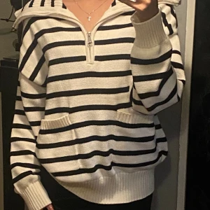 Stickad Tröja🌸 - Säljer denna stickad tjock tröjan eftersom jag inte använder den!🌸Helt oanvänd och ny! Köpt i Portugal.