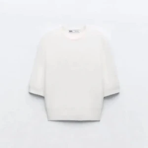 Zara tröja  - Säljer en fin zara tröja som nästan inte är använd, men har dock ett väldigt litet hål! Och har ett mjuk material💗 pris kan diskuteras!